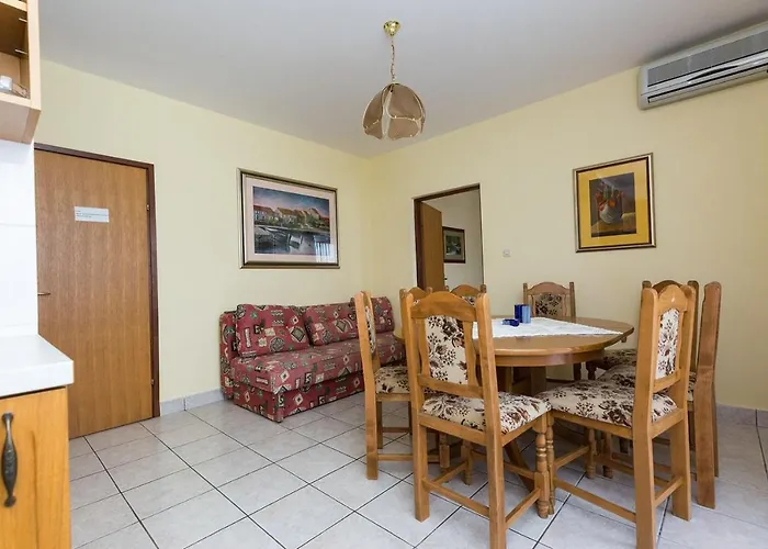 In Okrug Gornji With Sea View, Balcony, Air Conditioning, Wifi 5165-1 * 特罗吉尔